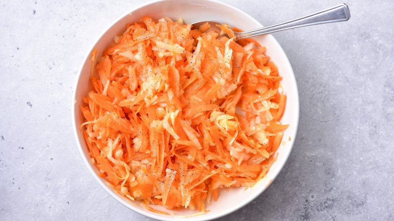 Surówka z marchewki do obiadu - jak zrobić, przepis, krok 2