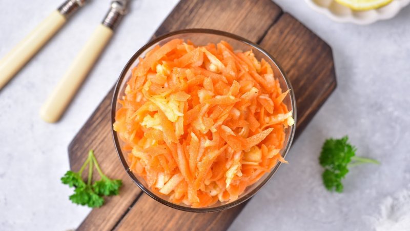 Surówka z marchewki do obiadu - jak zrobić, przepis, krok 3