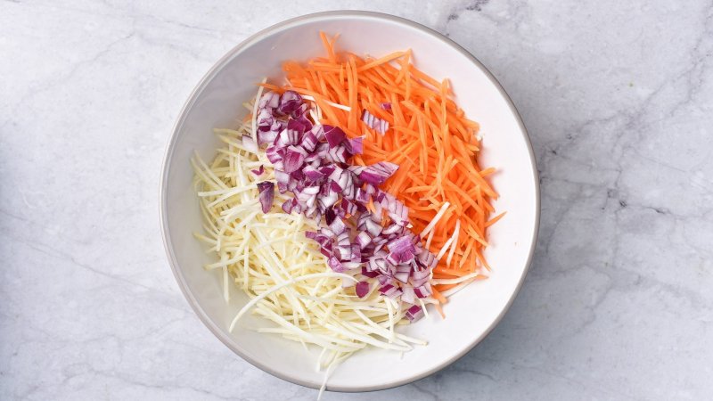 Surówka z selera i marchewki - jak zrobić, przepis, krok 1