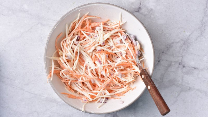 Surówka z selera i marchewki - jak zrobić, przepis, krok 2