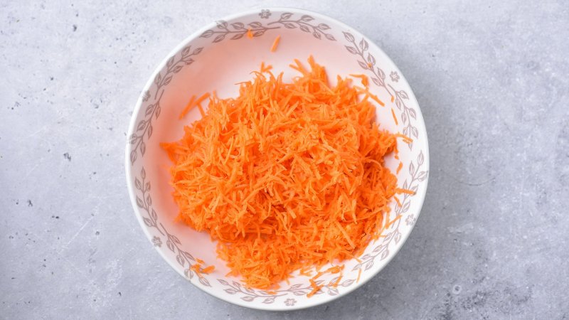 Surówka z marchewki z chrzanem - jak zrobić, przepis, krok 1