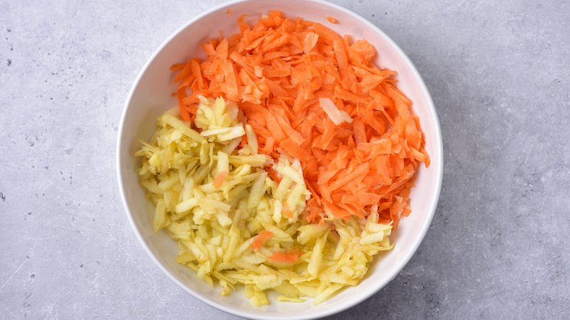 Surówka z marchewki z majonezem - jak zrobić, przepis, krok 1
