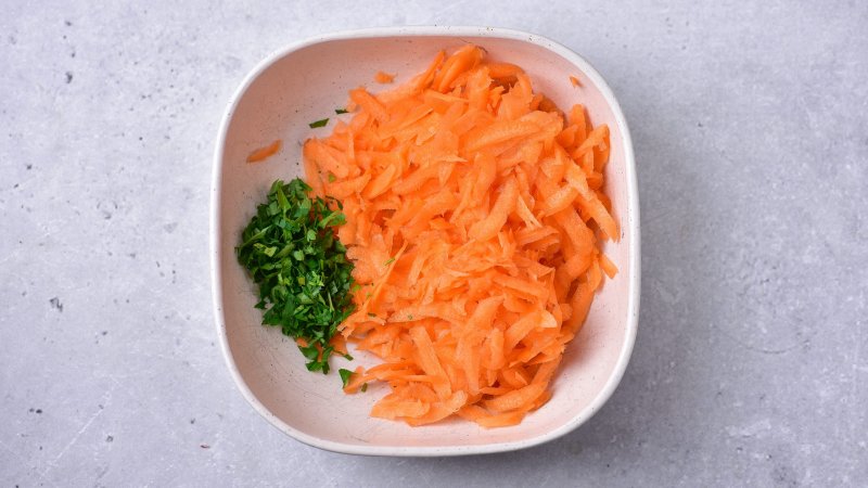 Surówka z białej kapusty i marchewki z majonezem - jak zrobić, przepis, krok 2