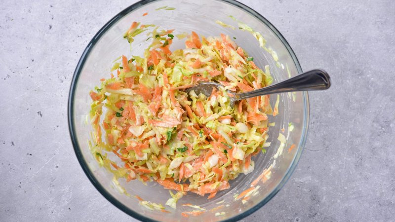 Surówka z białej kapusty i marchewki z majonezem - jak zrobić, przepis, krok 3