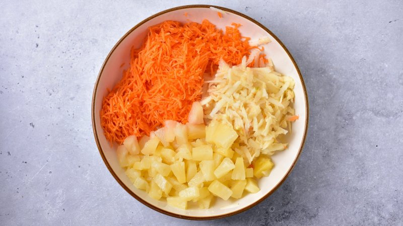 Surówka z marchewki i ananasa - jak zrobić, przepis, krok 1