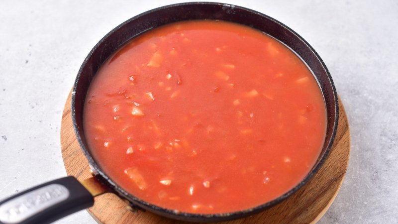 Pulpety w sosie pomidorowym z ziemniakami - jak zrobić, przepis, krok 2