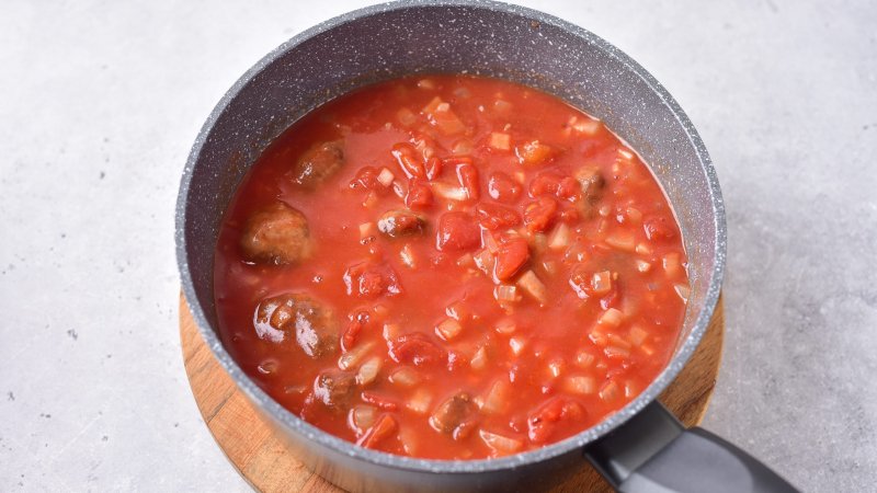 Pulpety w sosie pomidorowym z ziemniakami - jak zrobić, przepis, krok 3