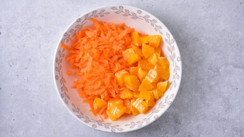 Surówka z marchewki i pomarańczy - jak zrobić, przepis, krok 1