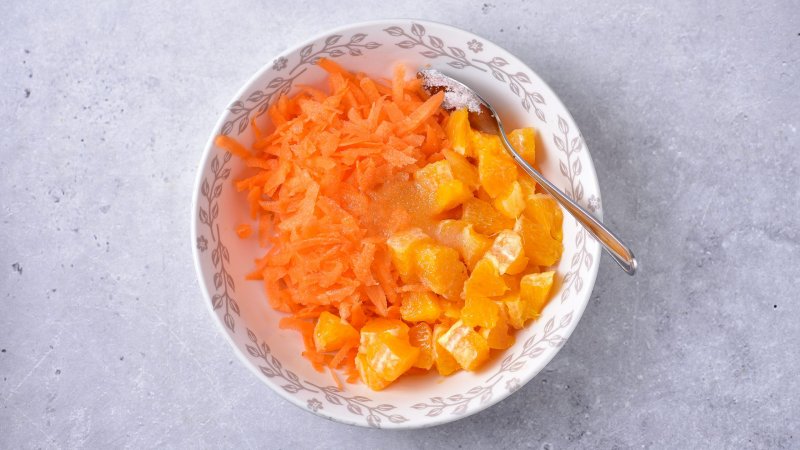 Surówka z marchewki i pomarańczy - jak zrobić, przepis, krok 2