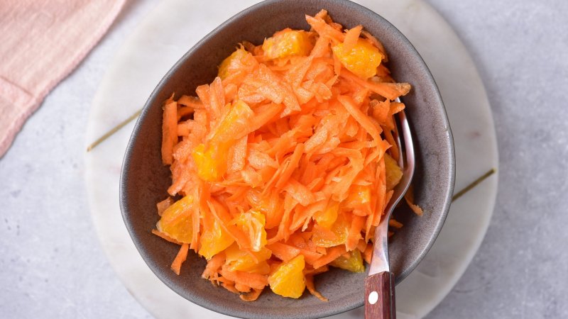 Surówka z marchewki i pomarańczy - jak zrobić, przepis, krok 3
