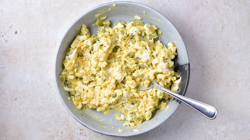 Pasta jajeczna z ogórkiem kiszonym - jak zrobić, przepis, krok 3