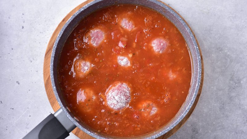 Pulpety z ryżem w sosie pomidorowym - jak zrobić, przepis, krok 4