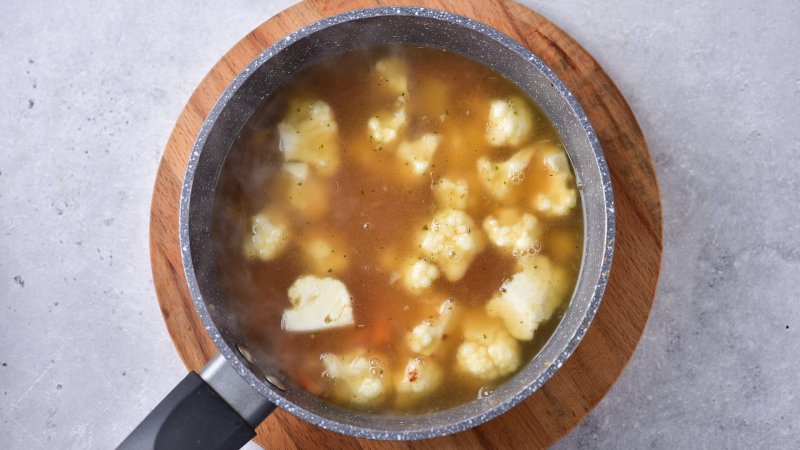 Zupa kalafiorowa z makaronem - jak zrobić, przepis, krok 3