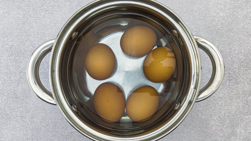 Pasta jajeczna z boczkiem - jak zrobić, przepis, krok 1