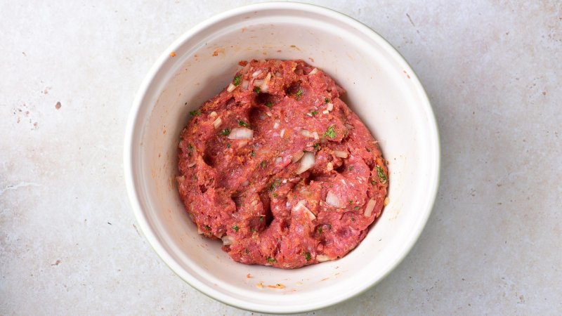 Pulpety wołowe w sosie pomidorowym - jak zrobić, przepis, krok 1