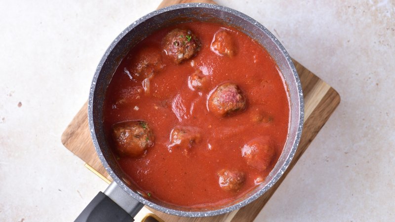Pulpety wołowe w sosie pomidorowym - jak zrobić, przepis, krok 3