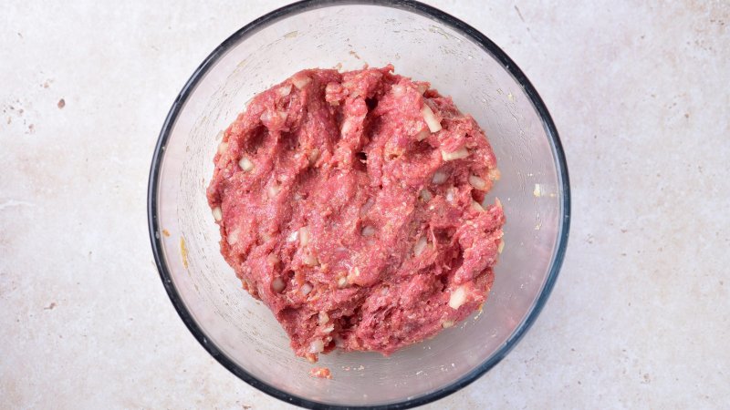 Pieczeń z mięsa mielonego na kanapki - jak zrobić, przepis, krok 1