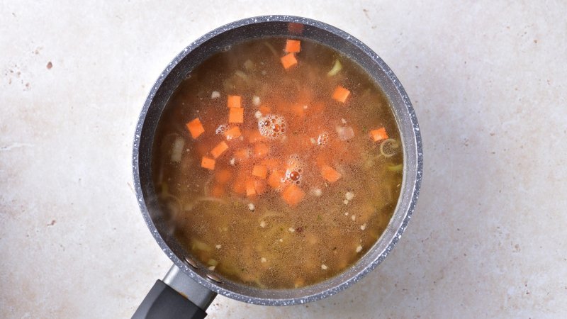 Zupa porowa z mięsem mielonym - jak zrobić, przepis, krok 4