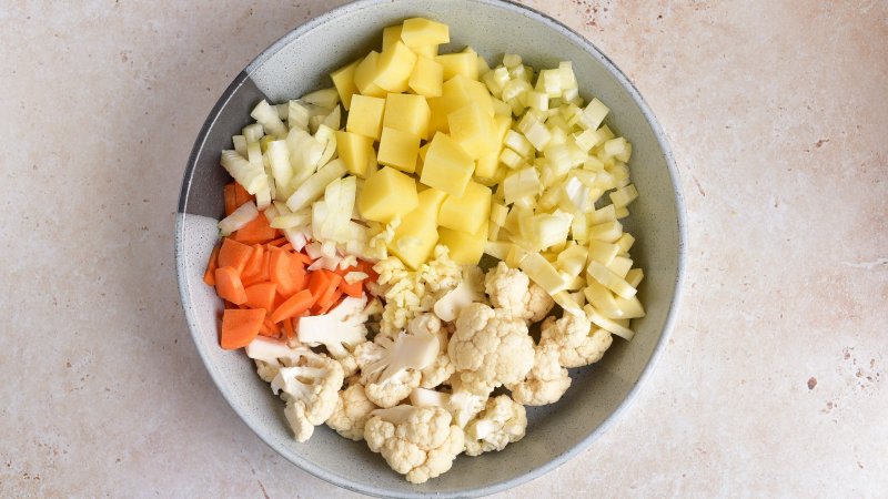 Zupa kalafiorowa z ziemniakami - jak zrobić, przepis, krok 1