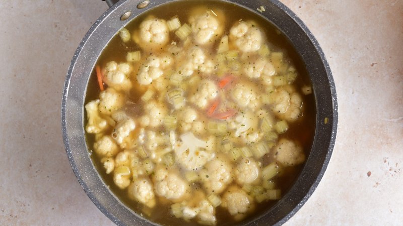 Zupa kalafiorowa z ziemniakami - jak zrobić, przepis, krok 3