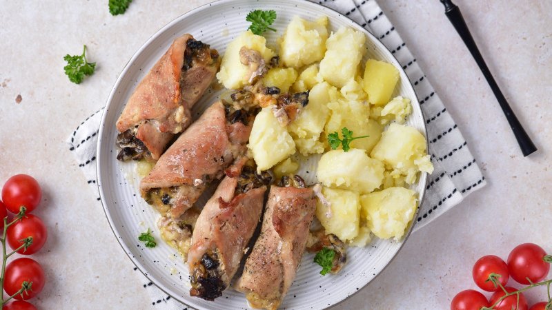 Roladki schabowe z pieczarkami i serem z piekarnika - przepis