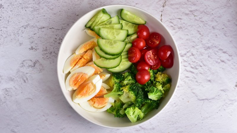 Sałatka z brokułem, jajkiem, pomidorem i ogórkiem - jak zrobić, przepis, krok 2