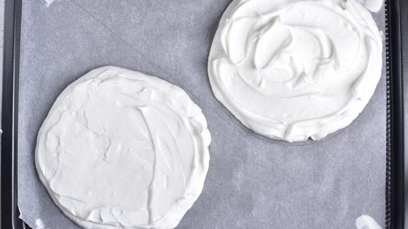 Tort bezowy z mascarpone - jak zrobić, przepis, krok 3