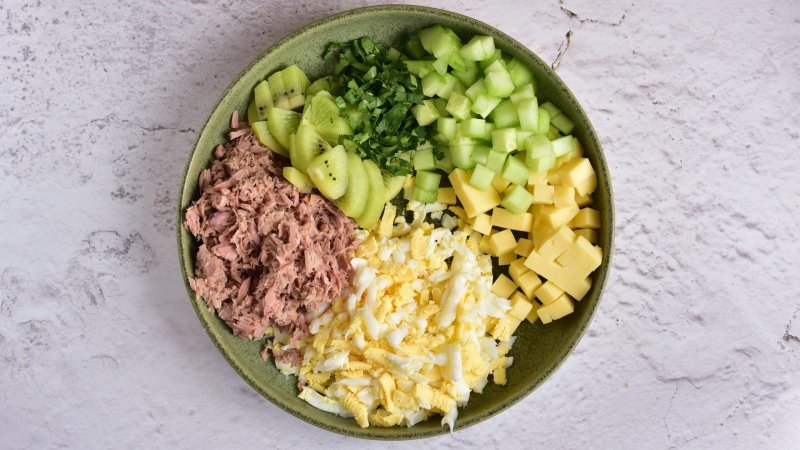 Sałatka warstwowa z tuńczykiem, jajkiem, żółtym serem i ogórkiem - jak zrobić, przepis, krok 1