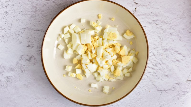 Sałatka z szynką, żółtym serem i jajkiem - jak zrobić, przepis, krok 1