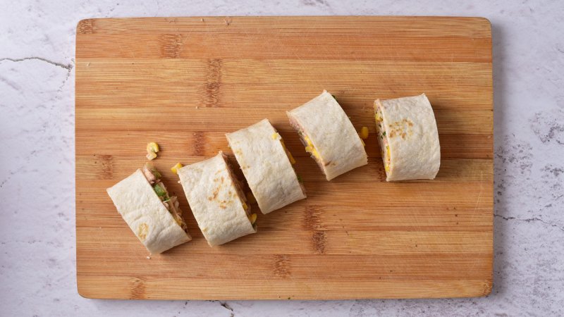Roladki z tortilli z tuńczykiem, kukurydzą i serem żółtym - jak zrobić, przepis, krok 3