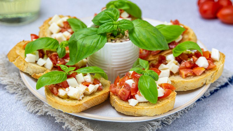 Bruschetta z pomidorami i mozzarellą