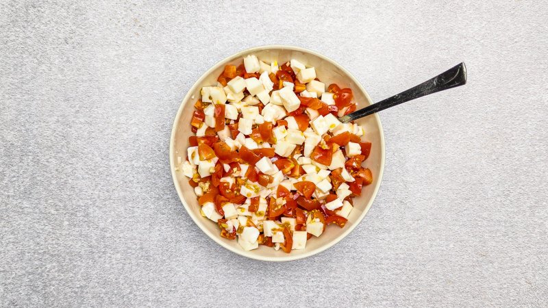 Bruschetta z pomidorami i mozzarellą - jak zrobić, przepis, krok 3