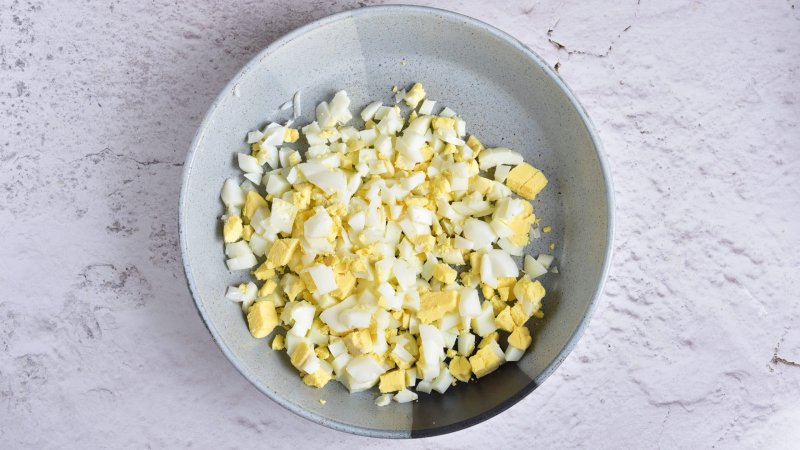 Sałatka z pieczarek marynowanych i sera żółtego - jak zrobić, przepis, krok 1
