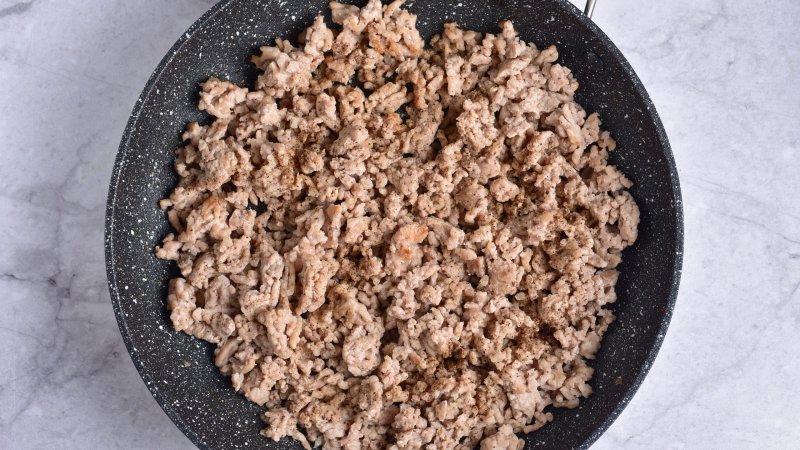 Zapiekanka ziemniaczana z mięsem mielonym i pieczarkami - jak zrobić, przepis, krok 1