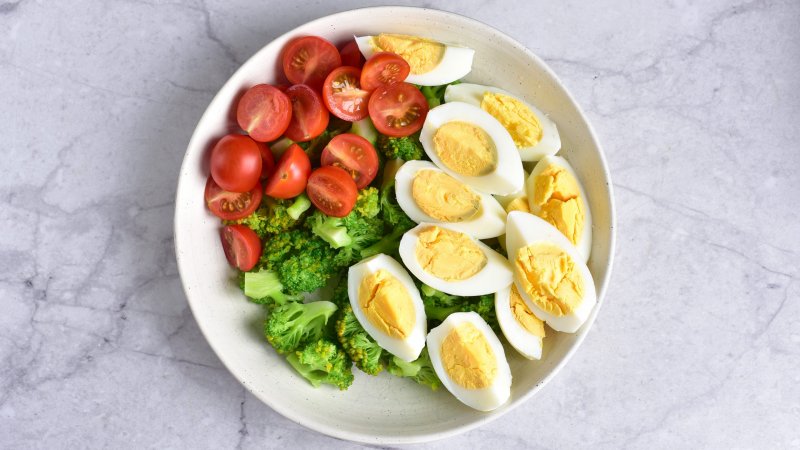 Sałatka z brokułem, jajkiem, pomidorem i sosem czosnkowym - jak zrobić, przepis, krok 2