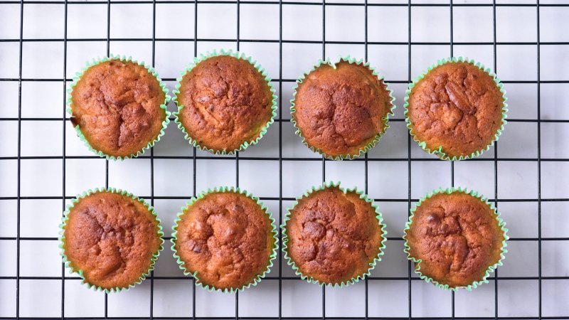 Szybkie muffinki z jabłkami i cynamonem - jak zrobić, przepis, krok 4