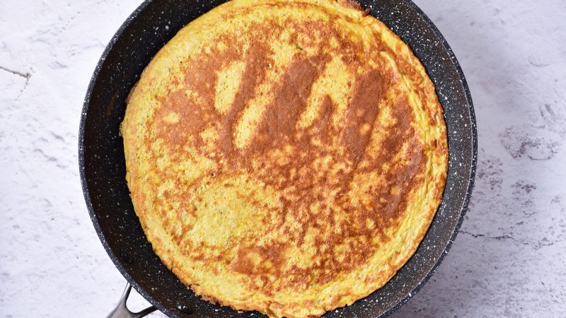 Fit omlet z bananem i płatkami owsianymi - jak zrobić, przepis, krok 3