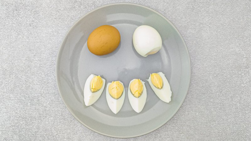 Sałatka ze szpinakiem baby i jajkiem - jak zrobić, przepis, krok 1
