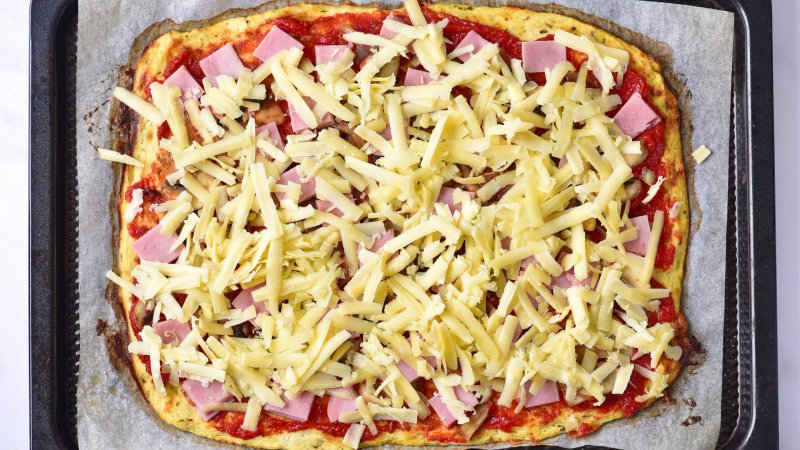 Keto pizza na spodzie z kalafiora - jak zrobić, przepis, krok 5