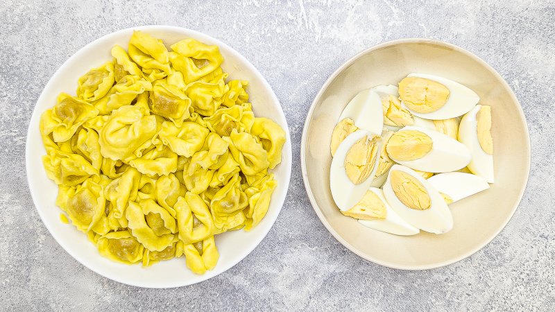 Sałatka z tortellini, brokułem i jajkiem - jak zrobić, przepis, krok 1