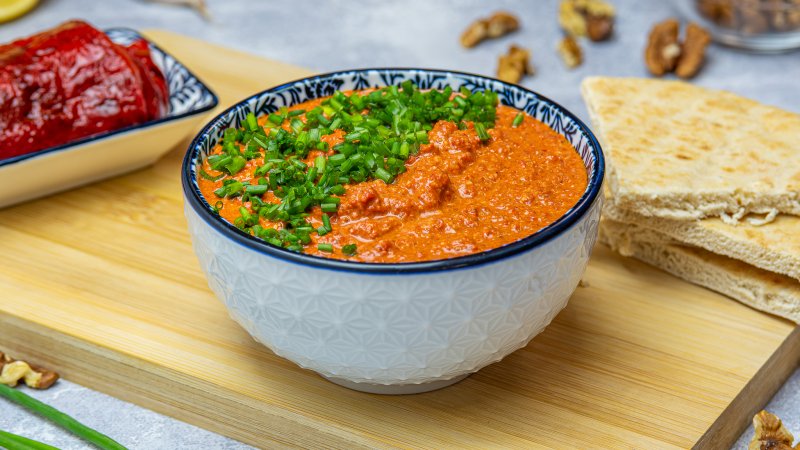 Pasta z pieczonej papryki i orzechów włoskich (Muhammara)