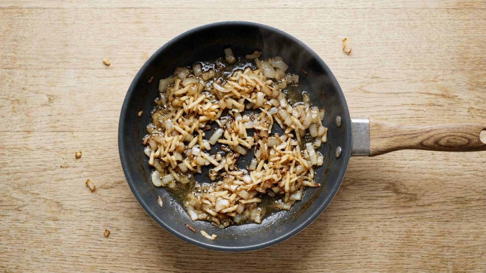 Pieczona biała kiełbasa w sosie chrzanowym - jak zrobić, przepis, krok 3