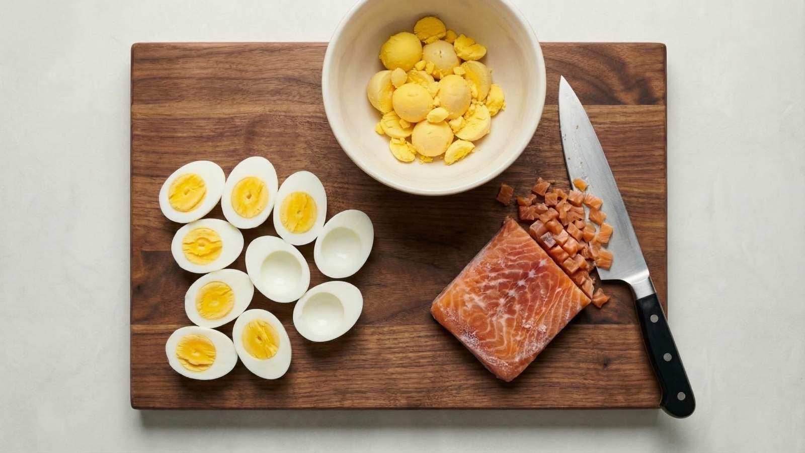 Jajka faszerowane łososiem - przepis na elegancką przekąskę - jak zrobić, przepis, krok 2