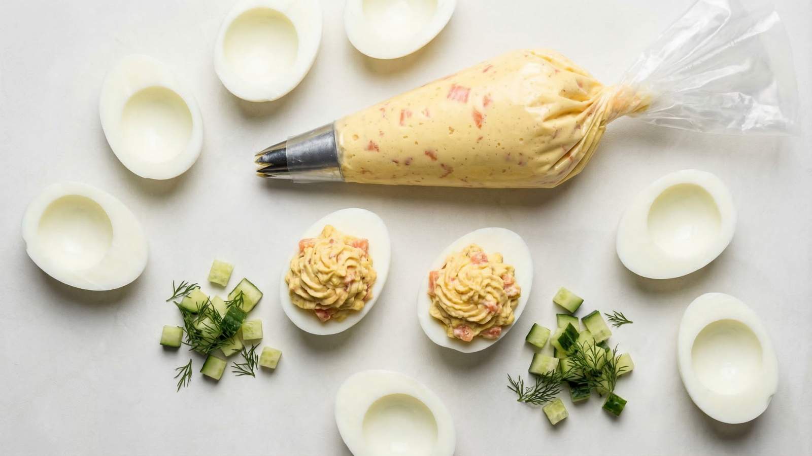 Jajka faszerowane łososiem - przepis na elegancką przekąskę - jak zrobić, przepis, krok 4