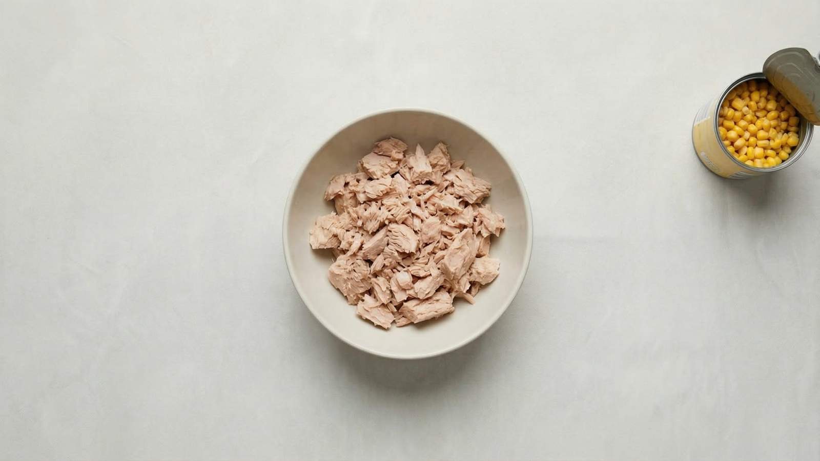 Sałatka makaronowa z tuńczykiem i jajkiem - jak zrobić, przepis, krok 3