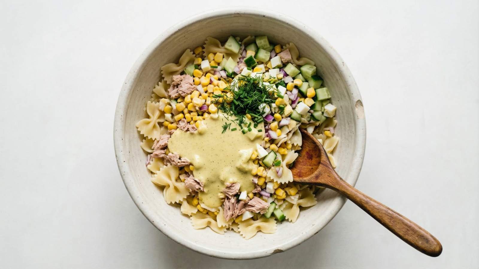 Sałatka makaronowa z tuńczykiem i jajkiem - jak zrobić, przepis, krok 6