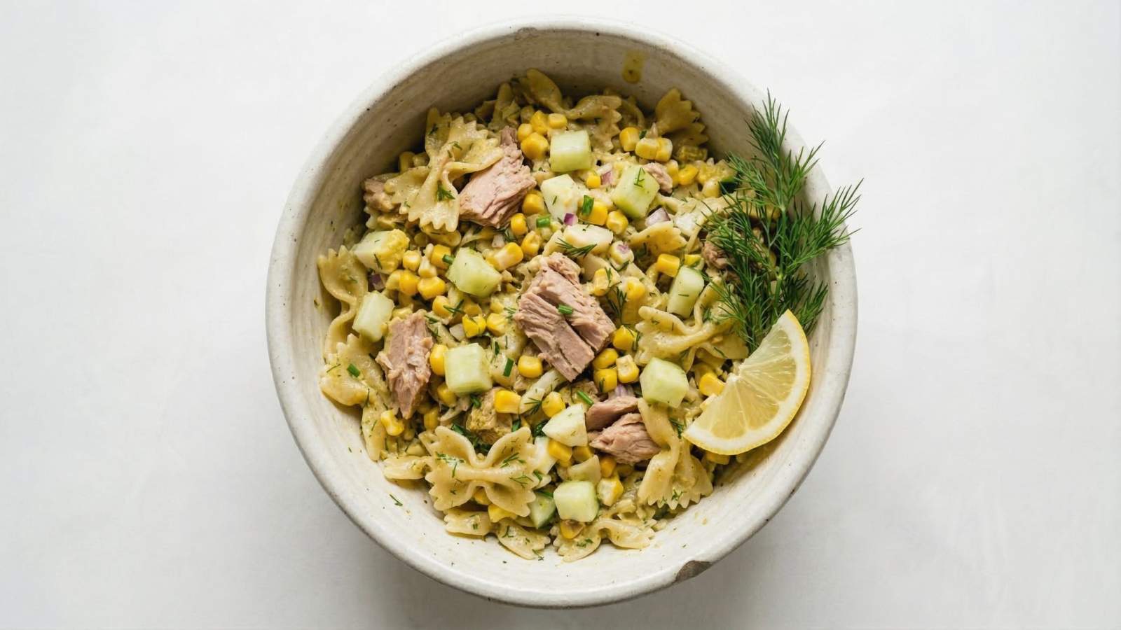 Sałatka makaronowa z tuńczykiem i jajkiem - jak zrobić, przepis, krok 7