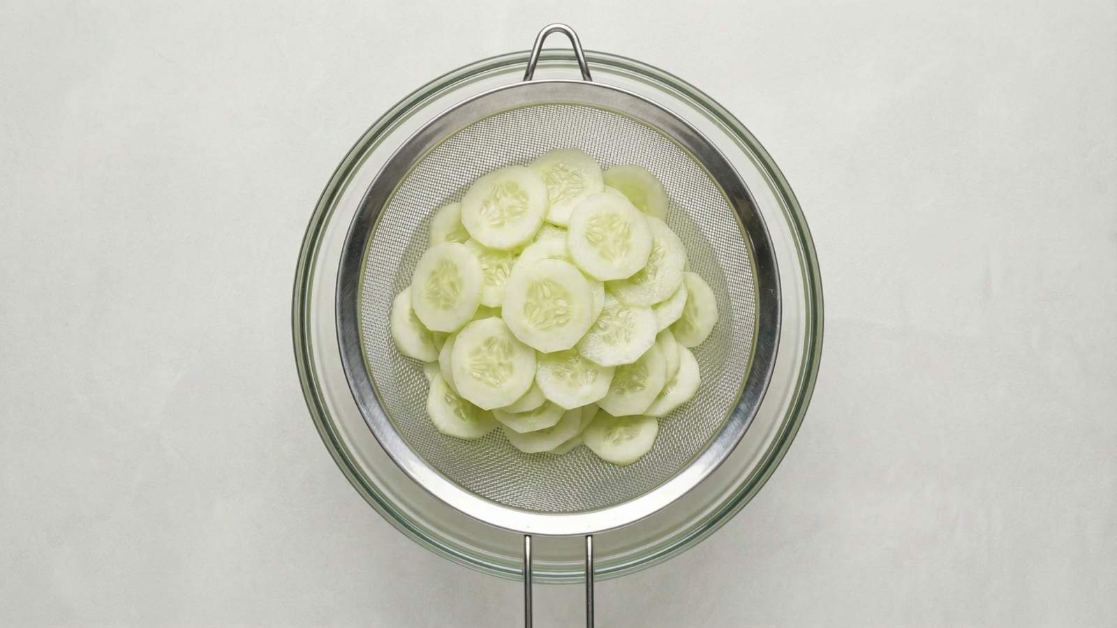 Klasyczna mizeria z ogórków do obiadu - jak zrobić, przepis, krok 3